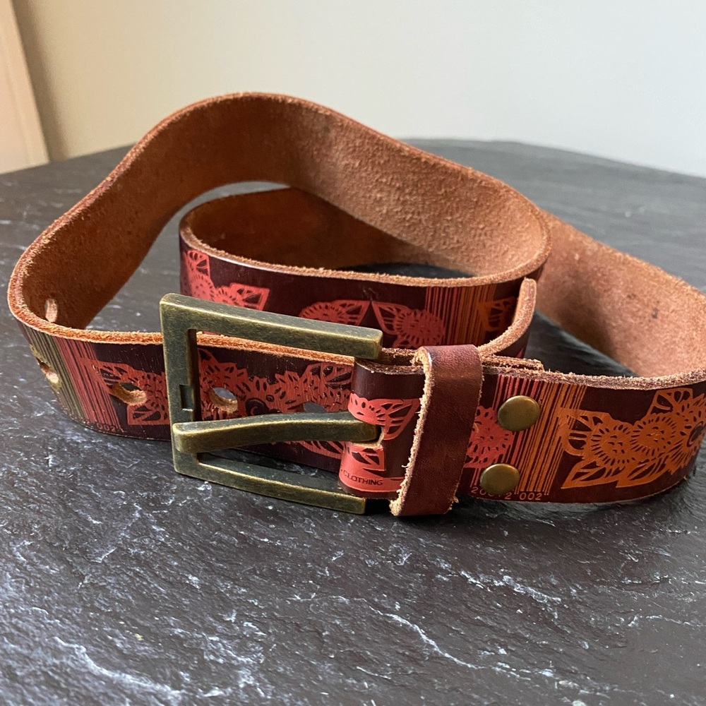 Ambiguous leather belt, size M
